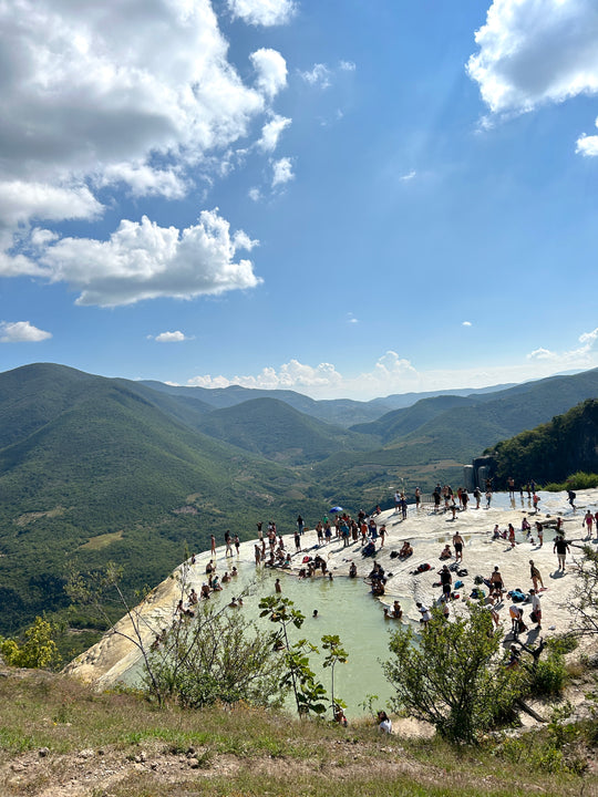 Spectacular mountain view and natural mineral pools at Hierve el Agua, Mexico, featuring turquoise infinity pools overlooking rugged cliffs and lush landscapes, a breathtaking destination in Oaxaca.